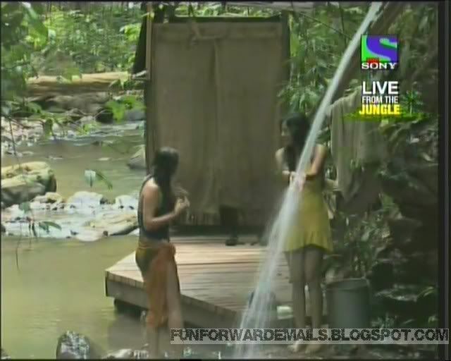 Shweta Tiwari in Iss Jungle se Mujhe Bachao Hot Pics